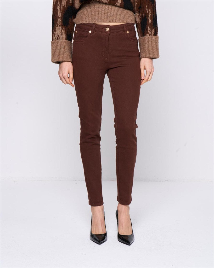 JEANS SKINNY VITA MEDIA. CHIUSURA CON ZIP E BOTTONE. MODELLO CINQUE TASCHE.