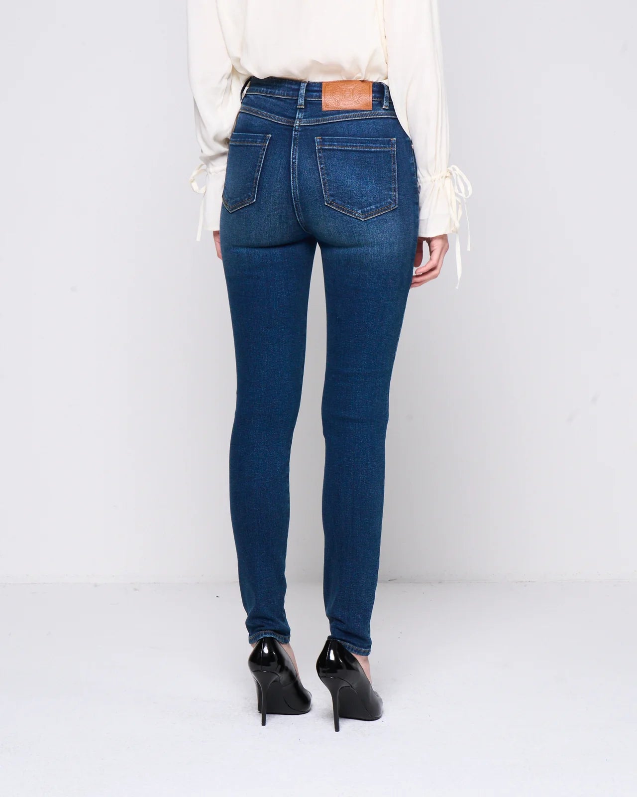 JEANS SKINNY A VITA MEDIA CHIUSURA CON ZIP E BOTTONE MODELLO 5 TASCHE