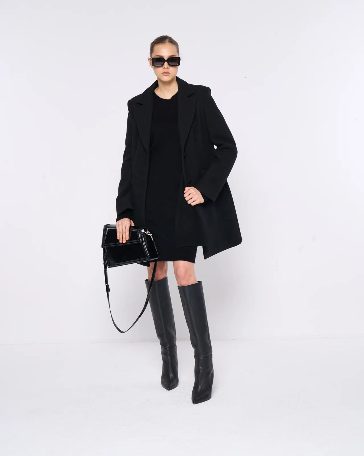 CAPPOTTO MONOPETTO. REVERS CLASSICI E TASCHE LATERALI CON PATTA. LUNGHEZZA SOPRA IL GINOCCHIO.