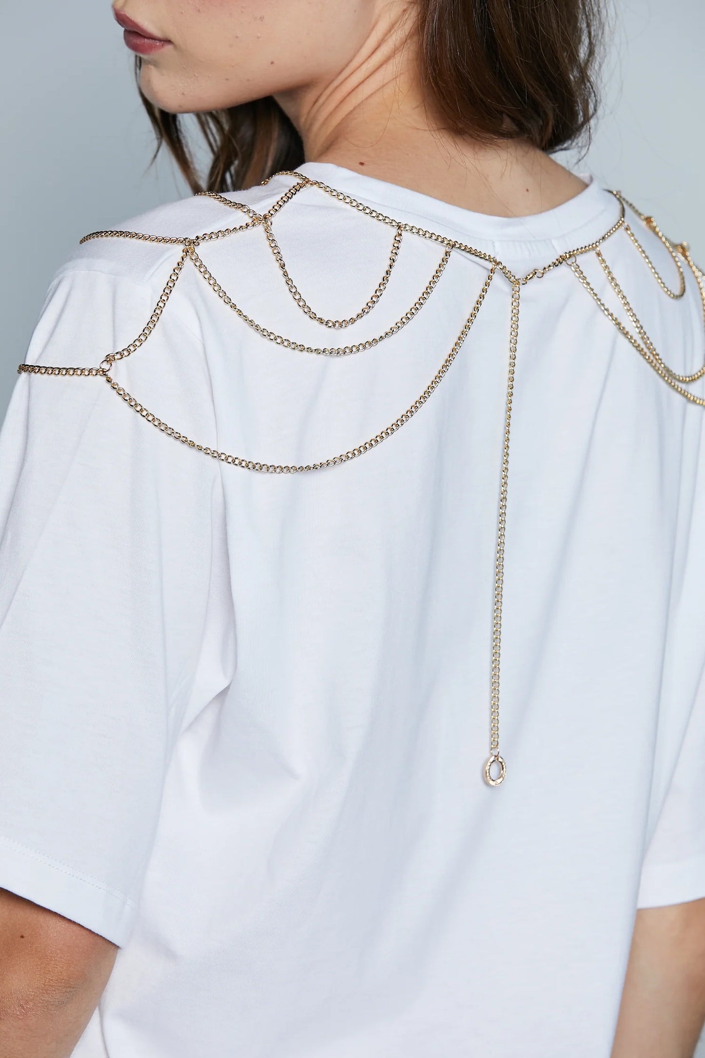 T-SHIRT CON APPLICAZIONE CATENE PIU' ARRICCIO FIANCO