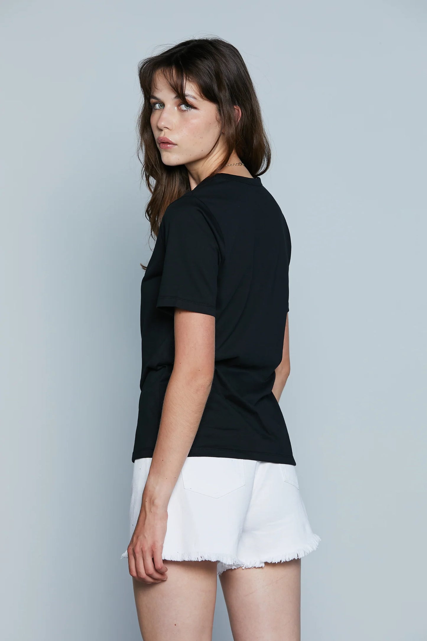 T-SHIRT CON APERTURA COLLO PIU' COLLANA