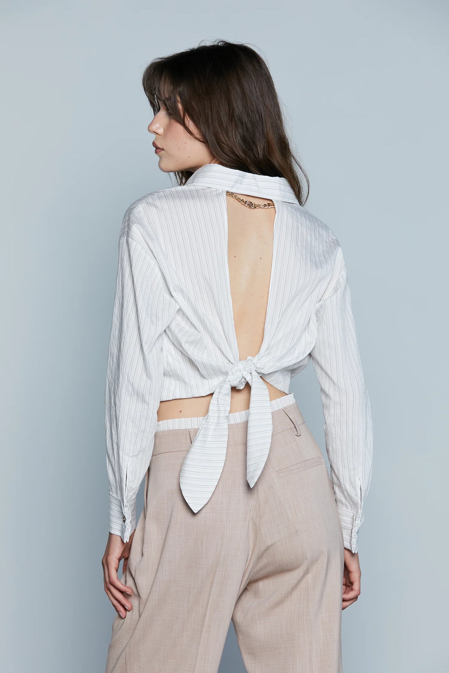 CAMICIA CORTA CON POLSO DOPPIO PIU' PIEGHE PIU' TASCA E APERTURA SCHIENA