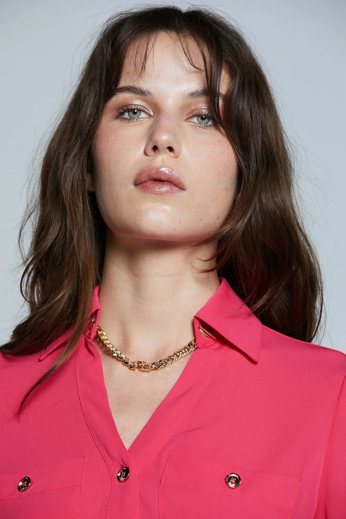 CAMICIA SCOLLO A V CON CATENA LOGO PIU' TASCHE