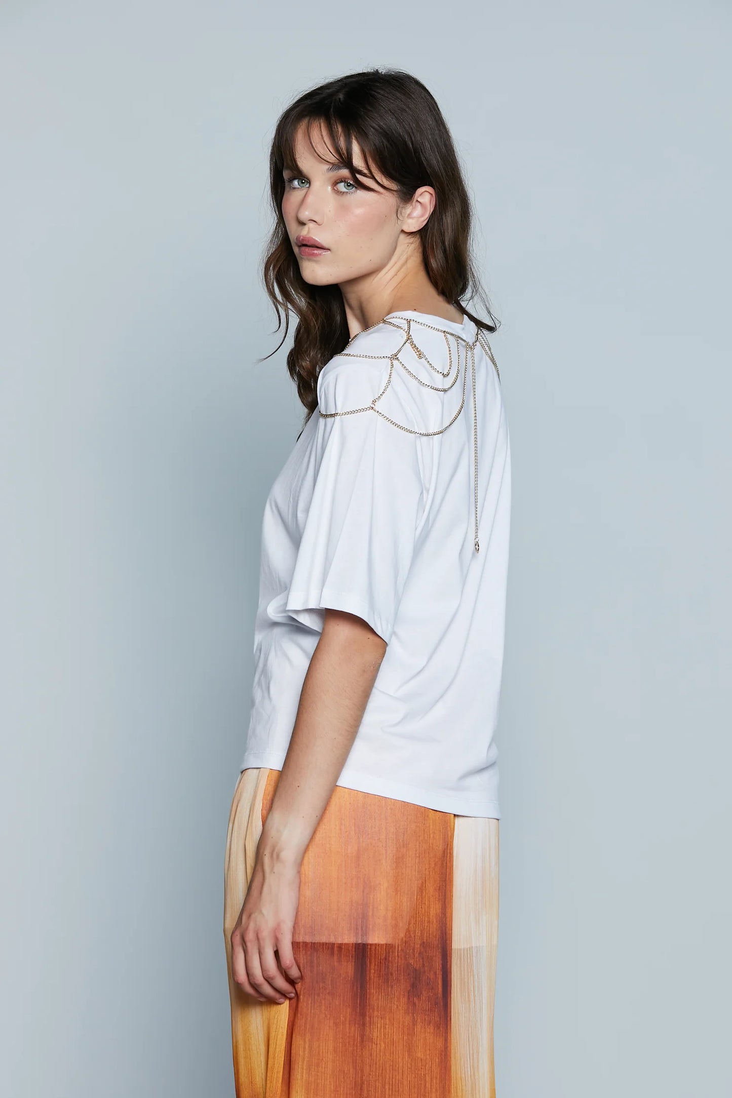 T-SHIRT CON APPLICAZIONE CATENE PIU' ARRICCIO FIANCO