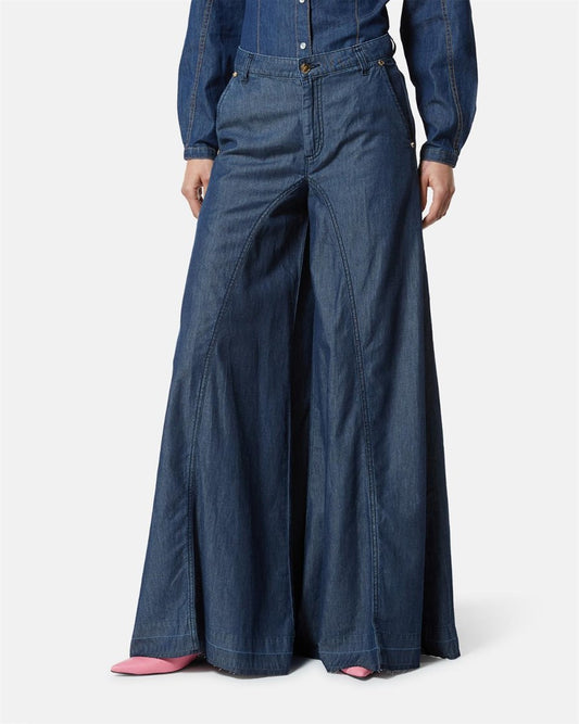 JEANS GAMBA AMPIA A VITA ALTA. CINTURA CON PASSANTI E CHIUSURA FRONTALE CON ZIP E BOTTONI. TASCGE LATERALI.